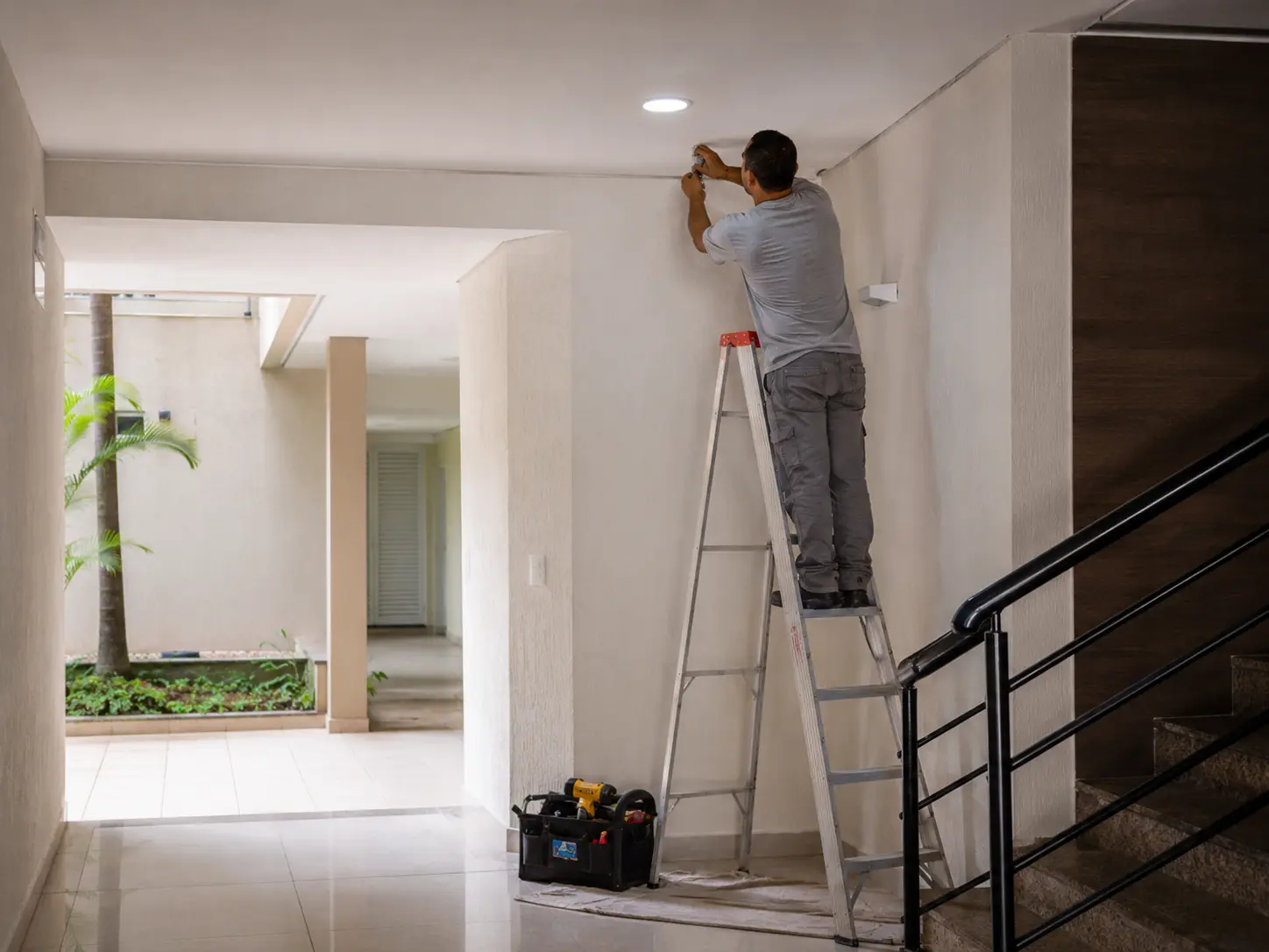 Pintura de parede em manutenção condominial