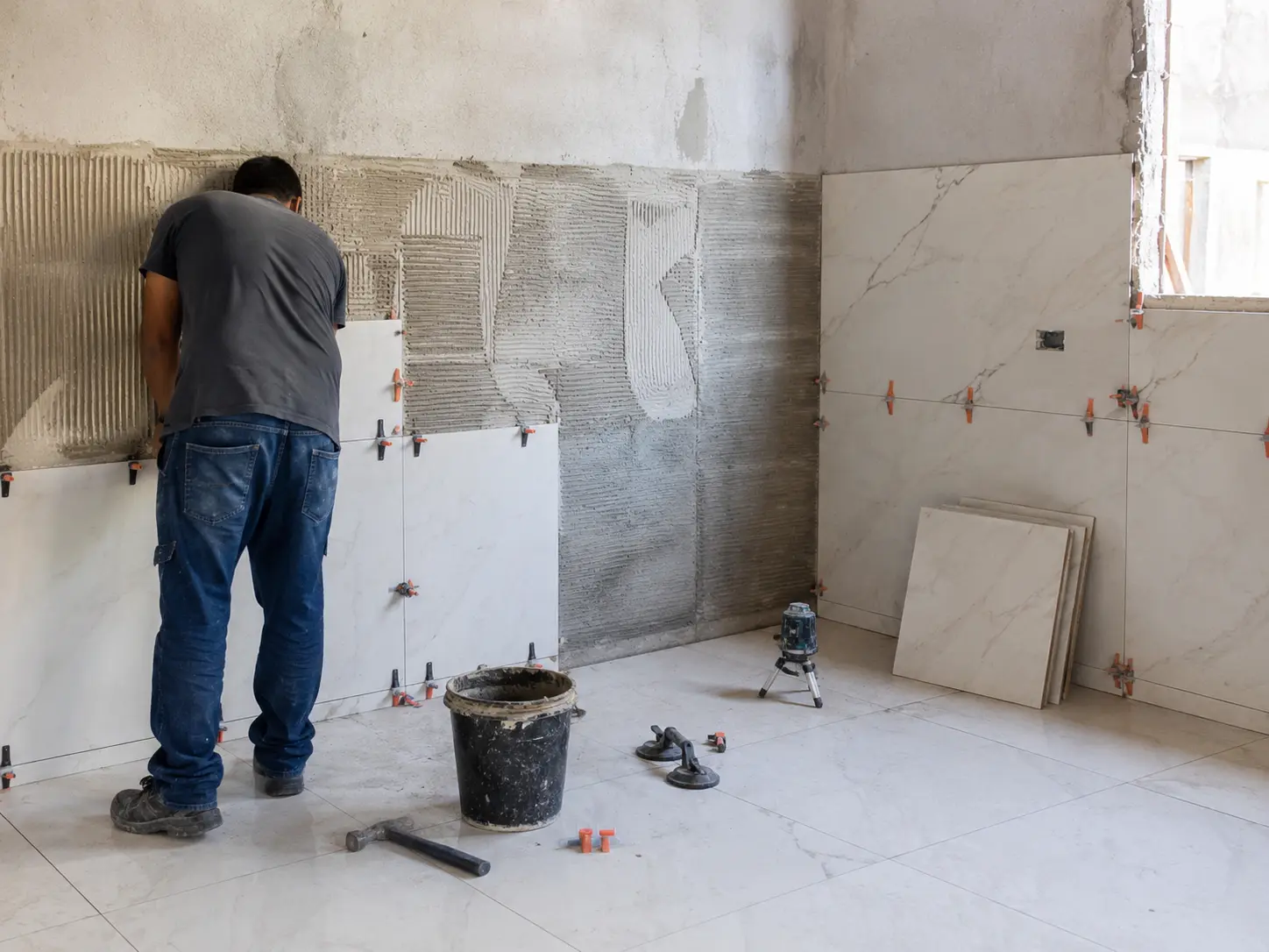 Assentamento de porcelanato em parede